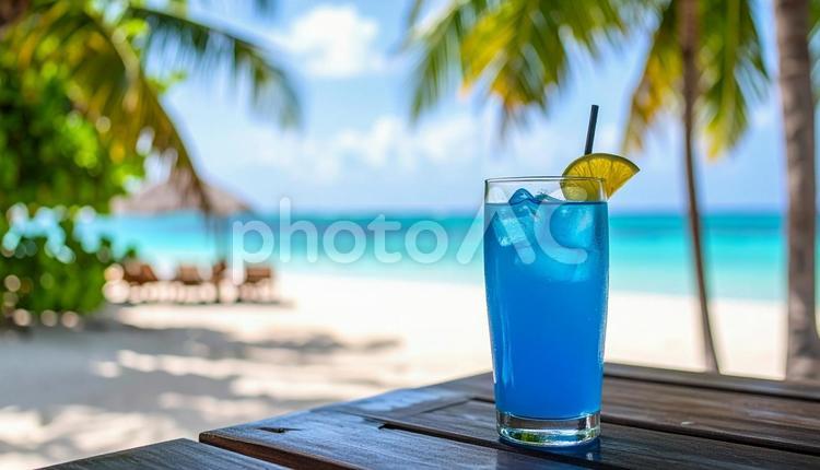 トロピカルジュース背景にヤシの木と砂浜 トロピカルジュース,飲み物,カラフルの写真素材