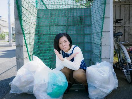 34:ゴミ捨てのマナー違反を指摘する女性 34:ゴミ捨てのマナー違反を指摘する女性の写真