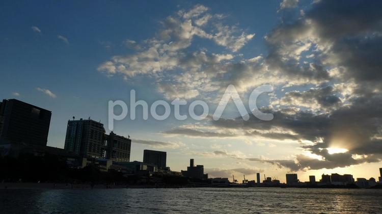 お台場海浜公園の夕日 お台場,お台場海浜公園,空の写真素材
