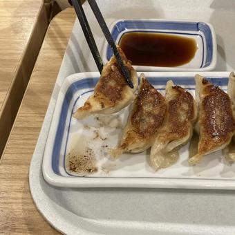 餃子を箸で掴む 餃子を箸で掴むの写真