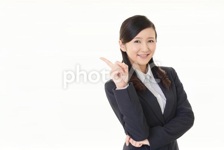 指示する笑顔のビジネスウーマン 女性,ビジネスウーマン,女の写真素材