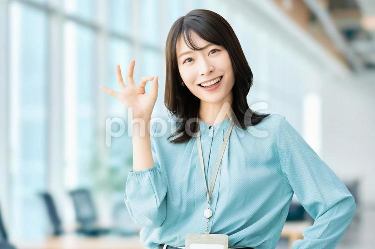 OKポーズをする女性・ビジネスウーマン 女性,ok,笑顔の写真素材