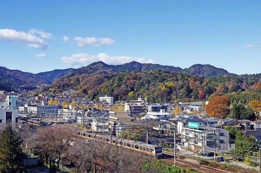 中央線と田舎の風景、紅葉の季節 中央線,小仏峠,高尾山の写真素材
