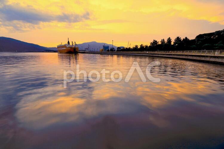 夕暮れ時の海に浮かぶ船 夕焼け,夕暮れ,船の写真素材