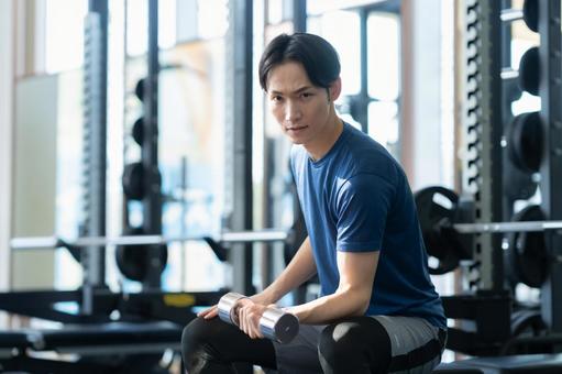 スポーツジムでトレーニングをする若い男性 スポーツジム,フィットネス,ダイエットの写真素材