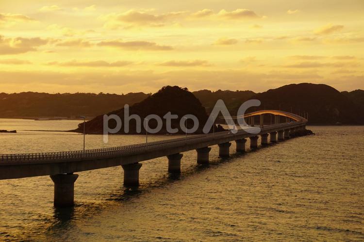 夕日に映える角島大橋 角島,夕日,海の写真素材