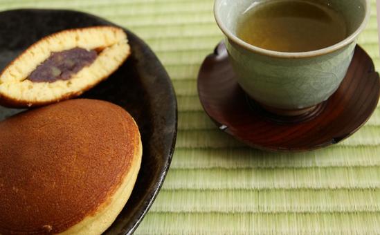 和菓子と抹茶の組み合わせ 和菓子と抹茶の組み合わせ 和菓子,抹茶,どら焼きの写真素材