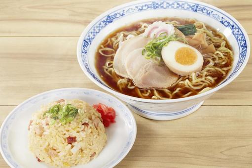 醤油ラーメンとチャーハン 醤油ラーメンとチャーハンの写真