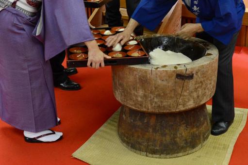 披露宴の余興(餅つき)04 披露宴の余興(餅つき)04 餅つき,披露宴,結婚式の写真素材