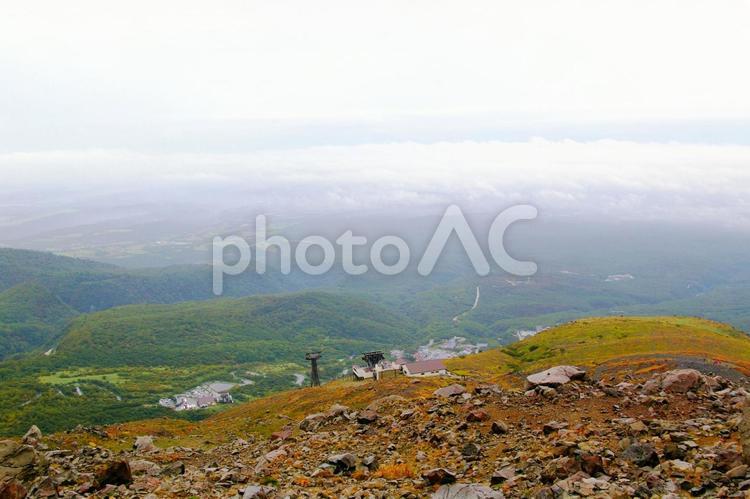 荒涼とした山から見下ろす風景（那須岳） 登山,風景,荒れ地の写真素材