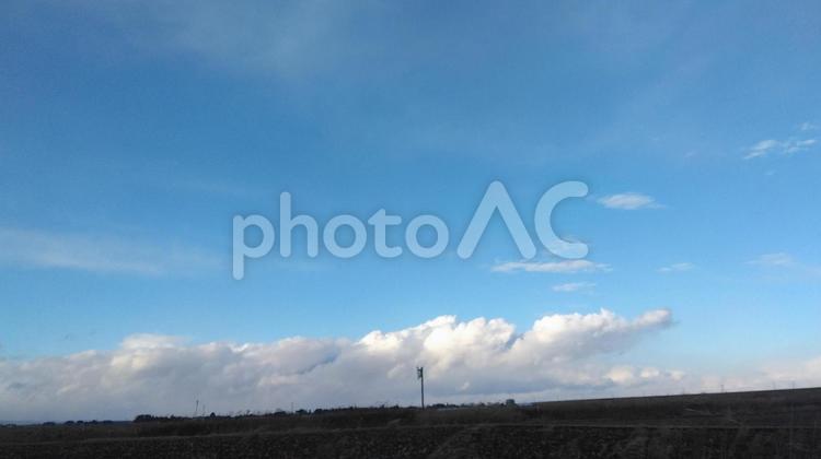 青い空と竜のような雲の風景 竜,青い空,白い雲の写真素材