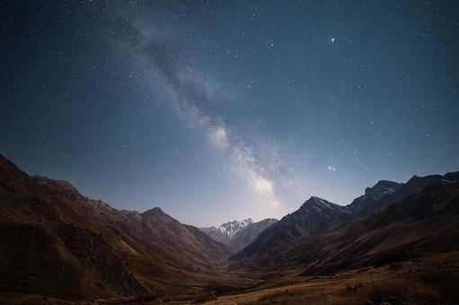 光と影のコントラスト:山岳風景と星明かり 光と影のコントラスト:山岳風景と星明かりの写真