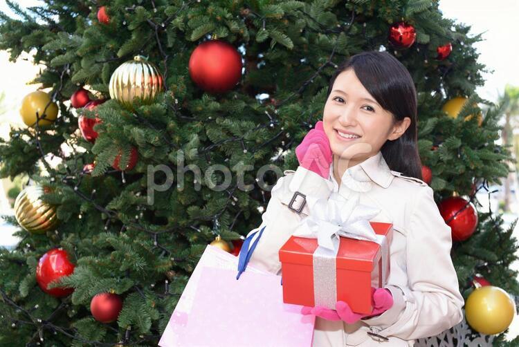 プレゼントを持つ笑顔の女性 女性,女,クリスマスの写真素材