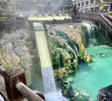 エメラルドグリーンに輝く草津湯畑 エメラルドグリーンに輝く草津湯畑 草津温泉,草津,温泉の写真素材