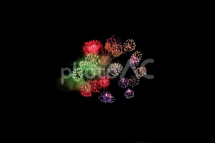 夜空に咲く打ち上げ花火の背景 花火,背景,打ち上げ花火の写真素材