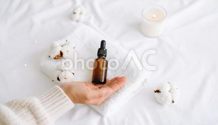 アロマオイルを手に取る女性の手 アロマ,アロマオイル,アロマテラピーの写真素材