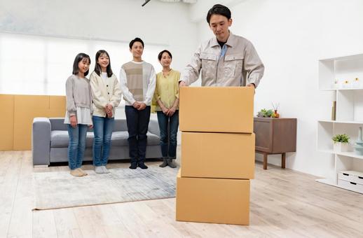 引越し業者と家族 引越し業者と家族 引っ越し,スタッフ,荷造りの写真素材