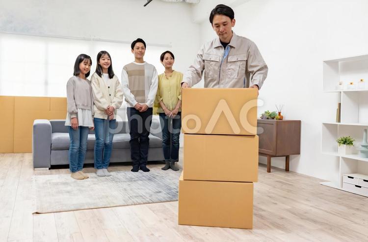 引越し業者と家族 引っ越し,スタッフ,荷造りの写真素材
