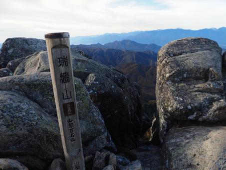 日本百名山・瑞牆山山頂 瑞牆山,山頂,看板の写真素材