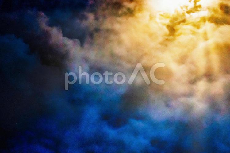 雲が光に照らされている幻想的なイメージ 月,夜空,月夜の写真素材