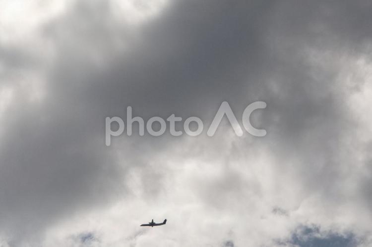 大空の舞台：飛行機と広がる空 空,曇り空,風景の写真素材