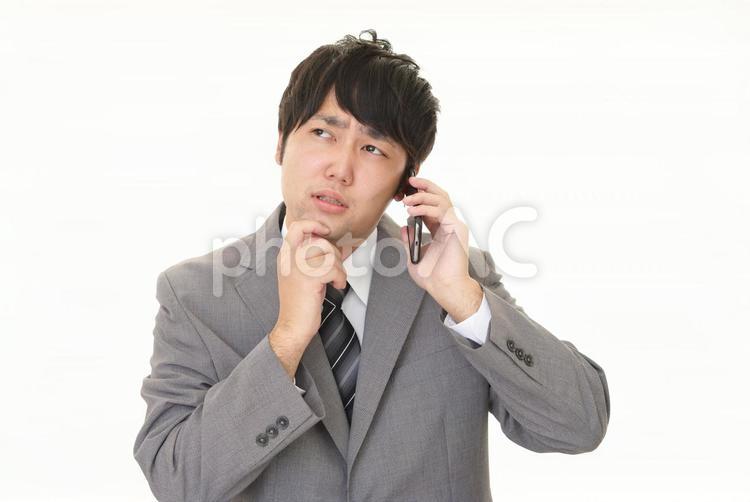 スマホを持つ男性 スマホ,ビジネス,スマートフォンの写真素材