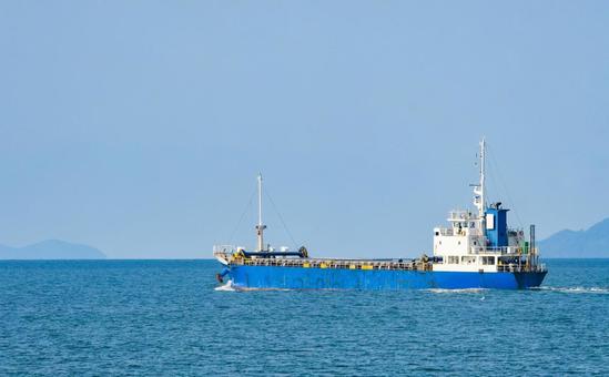瀬戸内海を航行する貨物船 瀬戸内海を航行する貨物船の写真