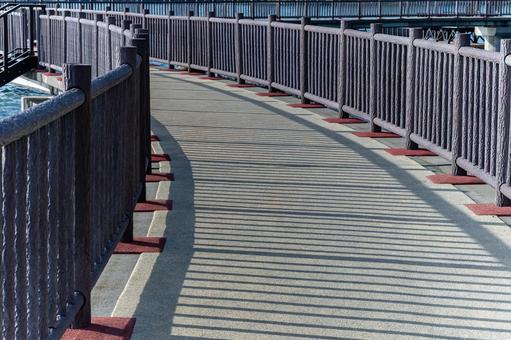 橋の手すりの影と舗装路面 橋の手すりの影と舗装路面 橋,手すり,影の写真素材