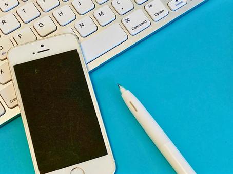 スマホとキーボードと白いペン（青背景） 仕事,ビジネス,パソコンの写真素材