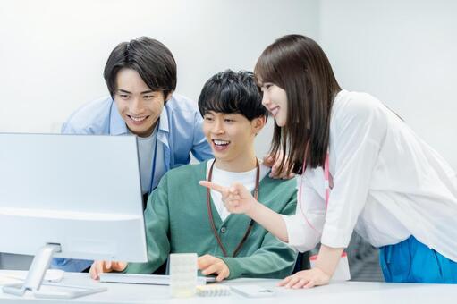 オフィスで働くビジネスパーソン 打ち合わせ,笑顔,オフィスの写真素材