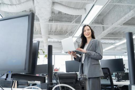 オフィスで仕事をする若いビジネスウーマン オフィスで仕事をする若いビジネスウーマン ビジネス,女性,オフィスの写真素材