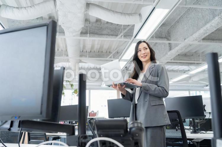 オフィスで仕事をする若いビジネスウーマン ビジネス,女性,オフィスの写真素材