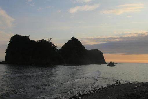 トンボロ現象の瀬浜海岸からの夕景 トンボロ現象の瀬浜海岸からの夕景の写真