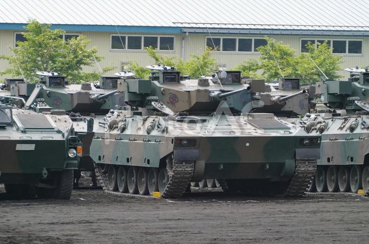整列する陸上自衛隊 89式装甲戦闘車 陸上自衛隊,自衛隊,ミリタリーの写真素材