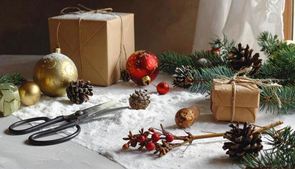 テーブルの上のクリスマスオーナメント作り テーブルの上のクリスマスオーナメント作りの写真