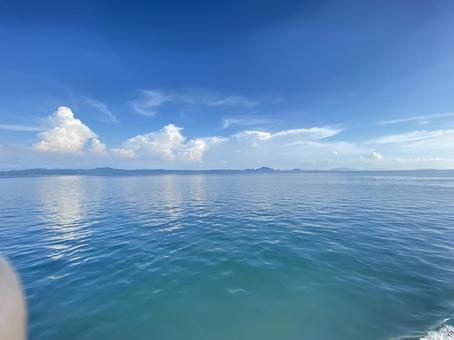 波が穏やかな海 波が穏やかな海の写真