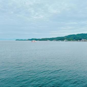 穏やかな海と遊覧船 穏やかな海と遊覧船 海,水面,船の写真素材
