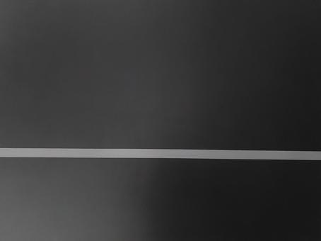 黒いバックグラウンドに1本のラインの写真