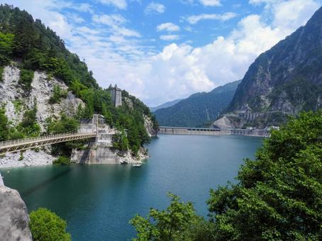 黒部ダム湖散策路からの青空と景色 黒部ダム湖散策路からの青空と景色 黒部ダム,絶壁,青空の写真素材