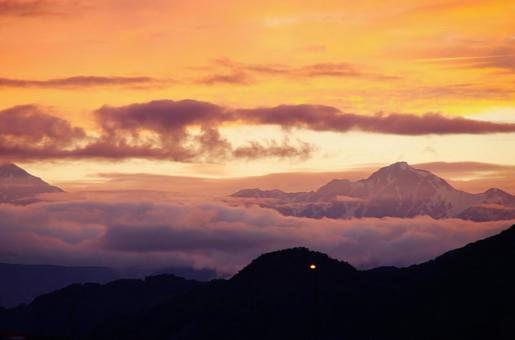 赤く染まる北アルプスの夕焼け 赤く染まる北アルプスの夕焼けの写真