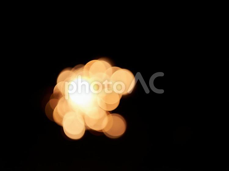 黒背景の温かみのある光の泡イメージ イメージ,輝き,丸ボケの写真素材