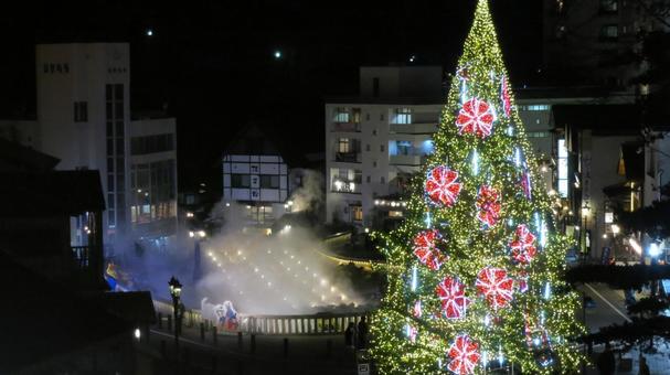 草津温泉 冬の湯畑とクリスマスツリー 草津温泉 冬の湯畑とクリスマスツリー 群馬県,草津温泉,湯畑の写真素材