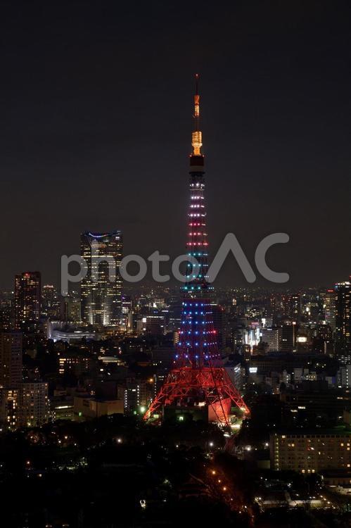 東京タワーと街（夜景）タテ 東京タワー,ライトアップ,夕焼けの写真素材