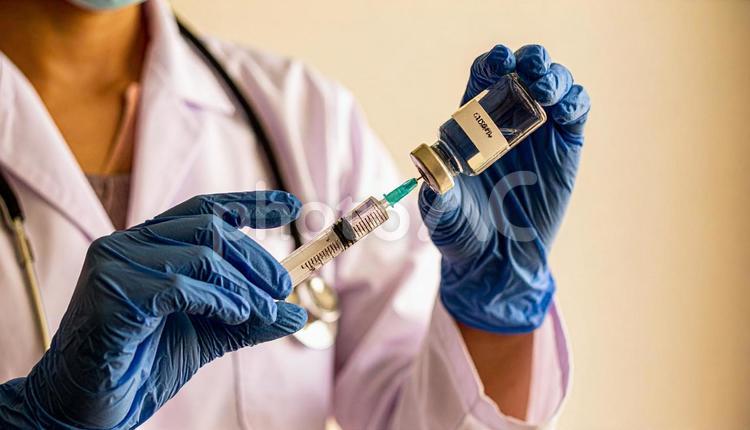 注射イメージ　薬剤を抽出している注射器 薬,注射器,バイアルの写真素材