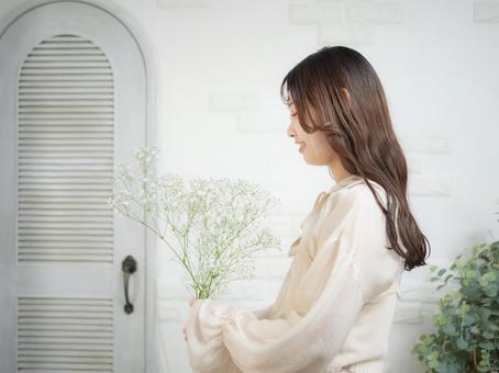 24:花束を持つ女性 24:花束を持つ女性 女性,女の子,人物の写真素材