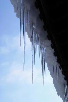 伸びた氷柱 伸びた氷柱 氷柱,軒,空の写真素材