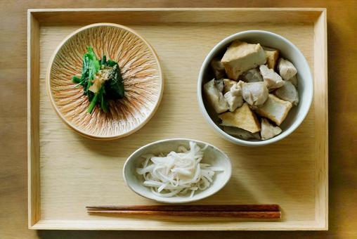 木製トレイの上の和食のおかず 木製トレイの上の和食のおかず 和食,食卓,夕食の写真素材
