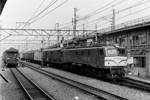 荷物列車をけん引するEF58です。 荷物列車をけん引するEF58です。の写真
