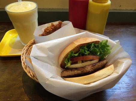 ハンバーガー・チキン・スムージーのセット クラシックバーガー,ハンバーガー,セットの写真素材