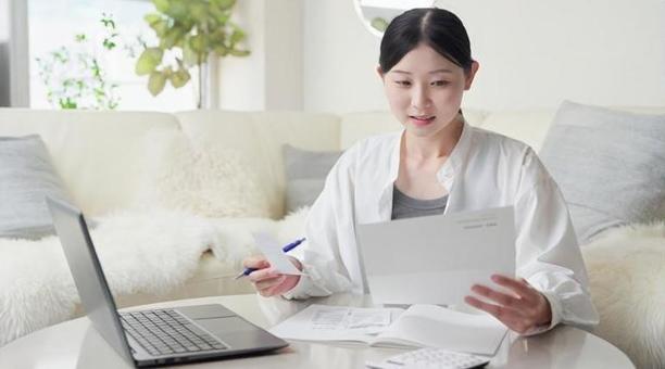 買い物の明細を確認するアジア人女性 明細,確認,女性の写真素材